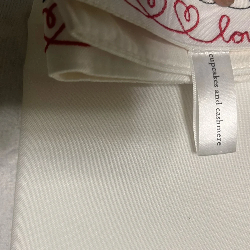 Cupcakes & Cashmere Elegant‎ White Table Runner